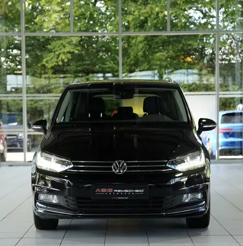 Volkswagen Touran view 3