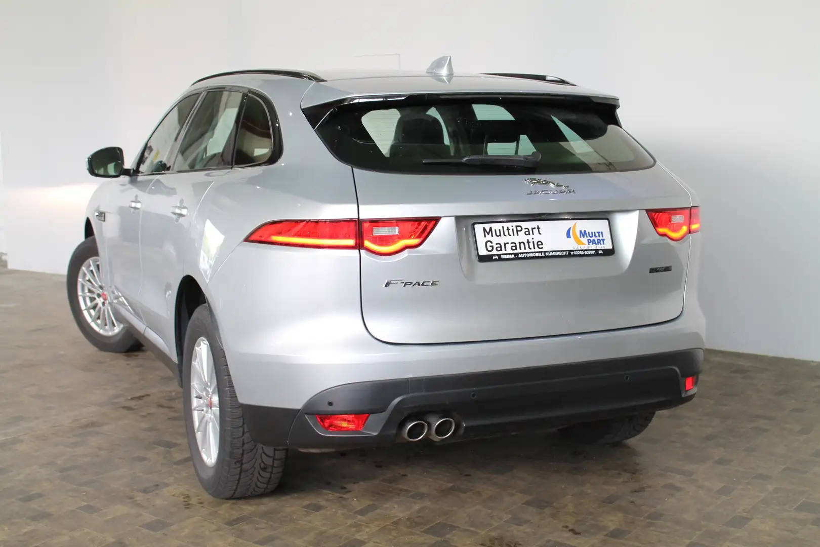 Jaguar F-Pace 2,0 D AWD Portfolio, ACC, Meridian, AHK, Leder Zilver - 2