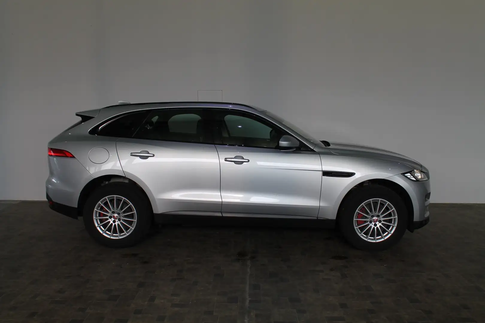 Jaguar F-Pace 2,0 D AWD Portfolio, ACC, Meridian, AHK, Leder Zilver - 1