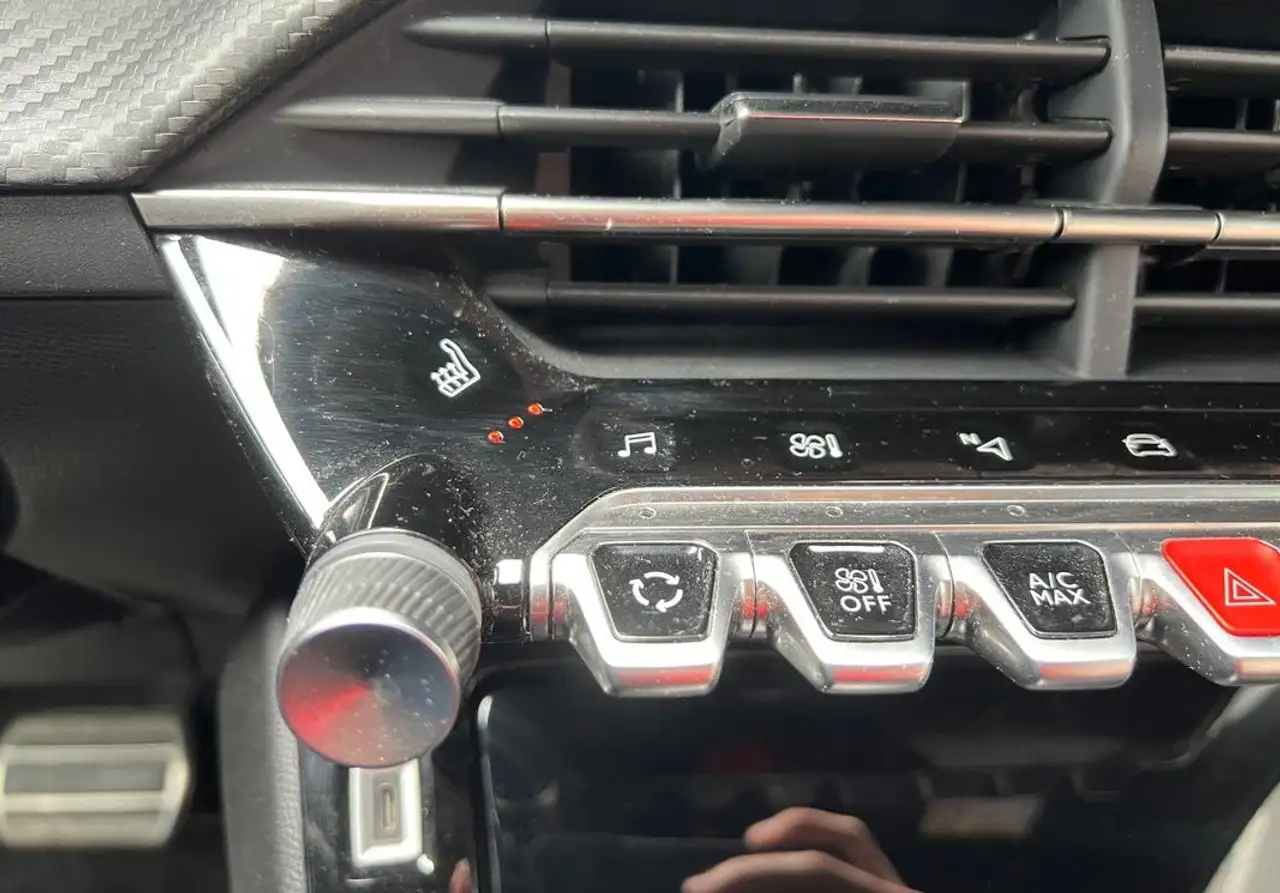 Peugeot 208 208 — photo 24