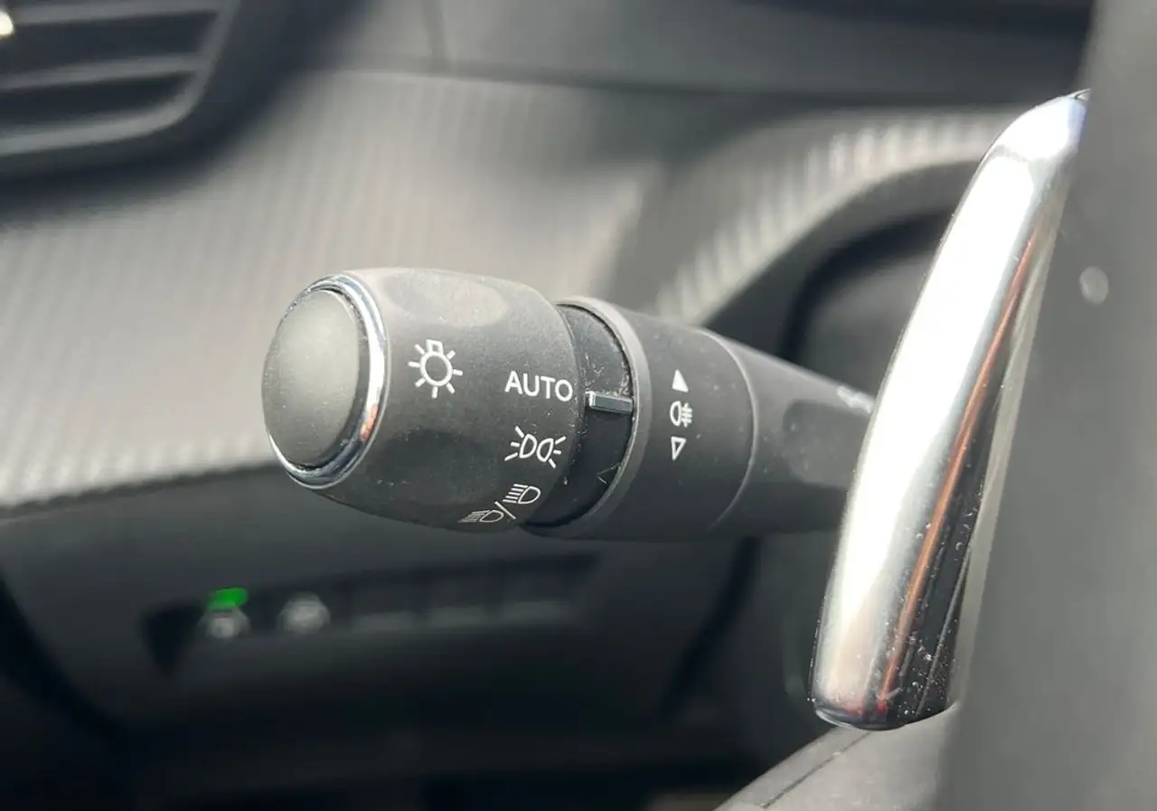 Peugeot 208 208 — photo 29