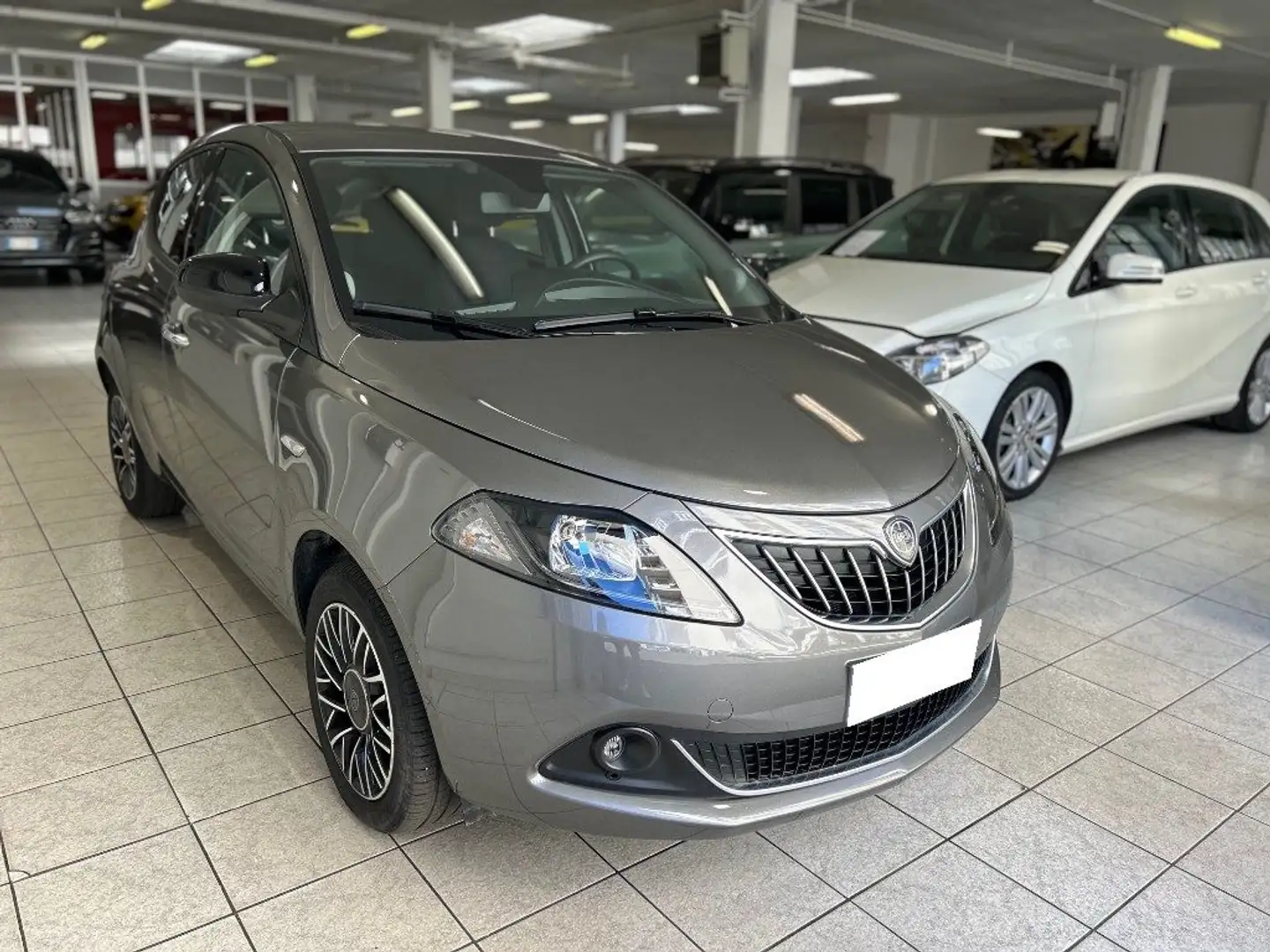Lancia Ypsilon 1.0 FireFly 5 porte S&S Hybrid Platino Grigio - 1