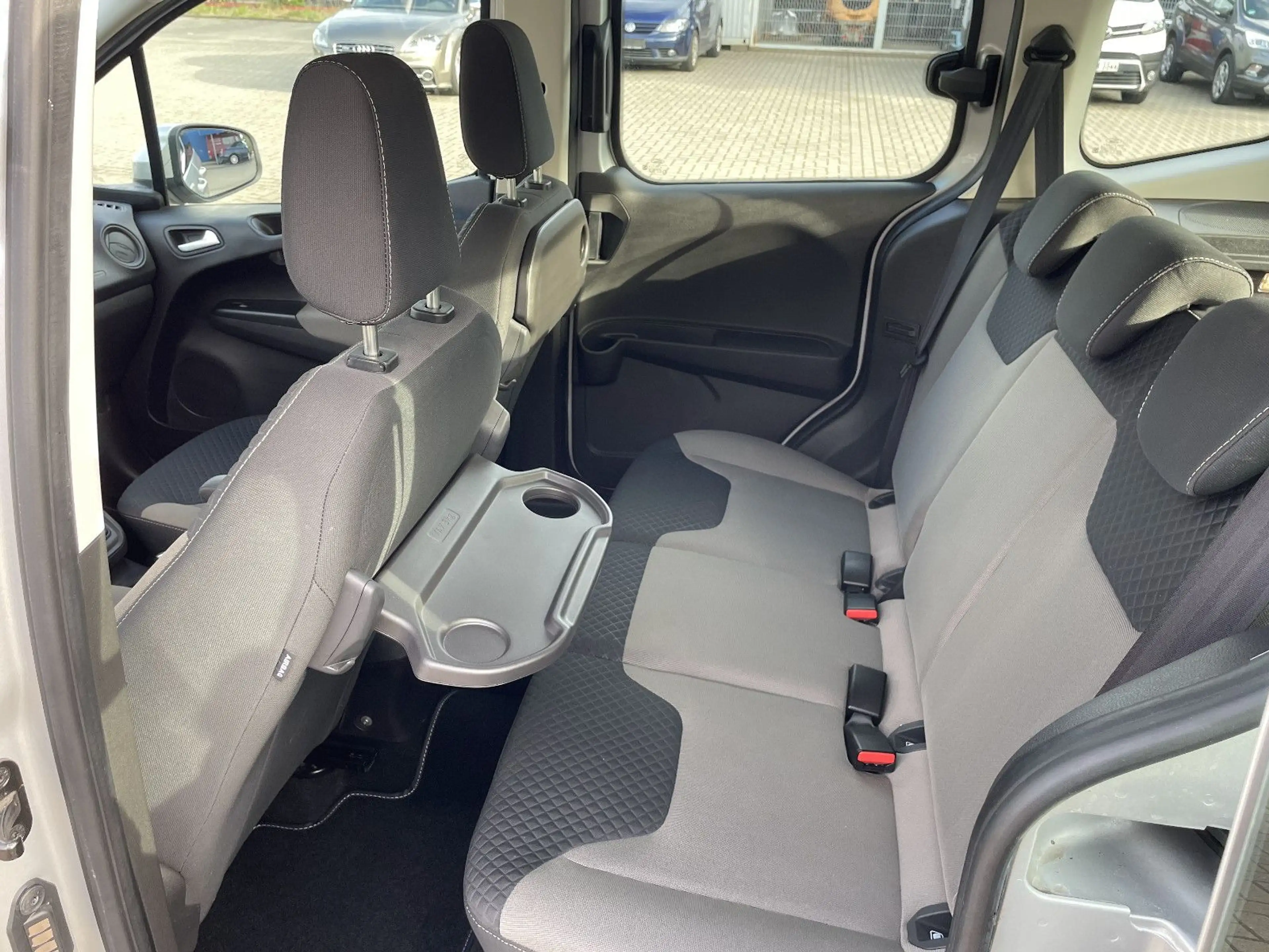 Ford Tourneo Courier Trend — photo 11