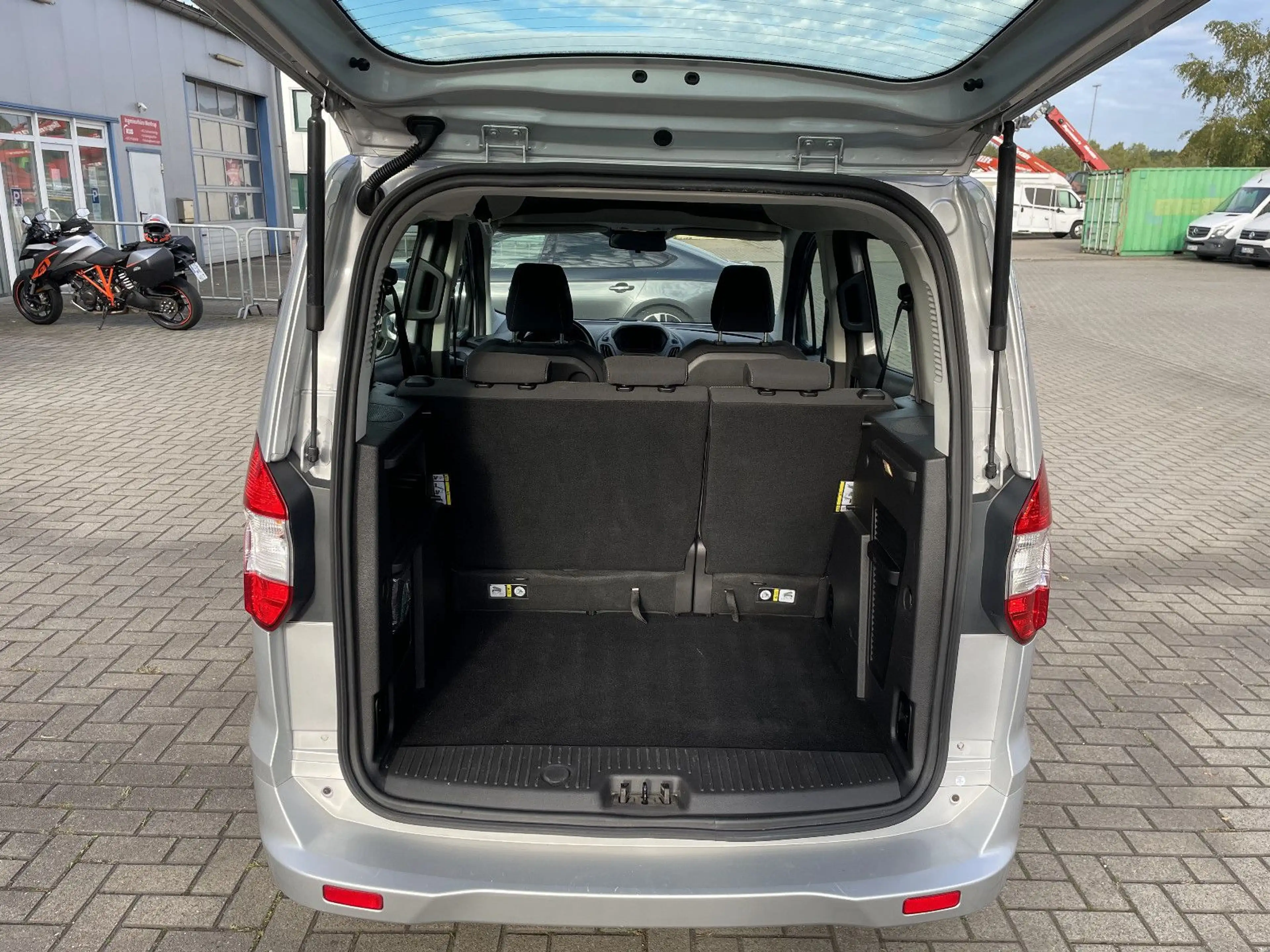 Ford Tourneo Courier Trend — photo 8