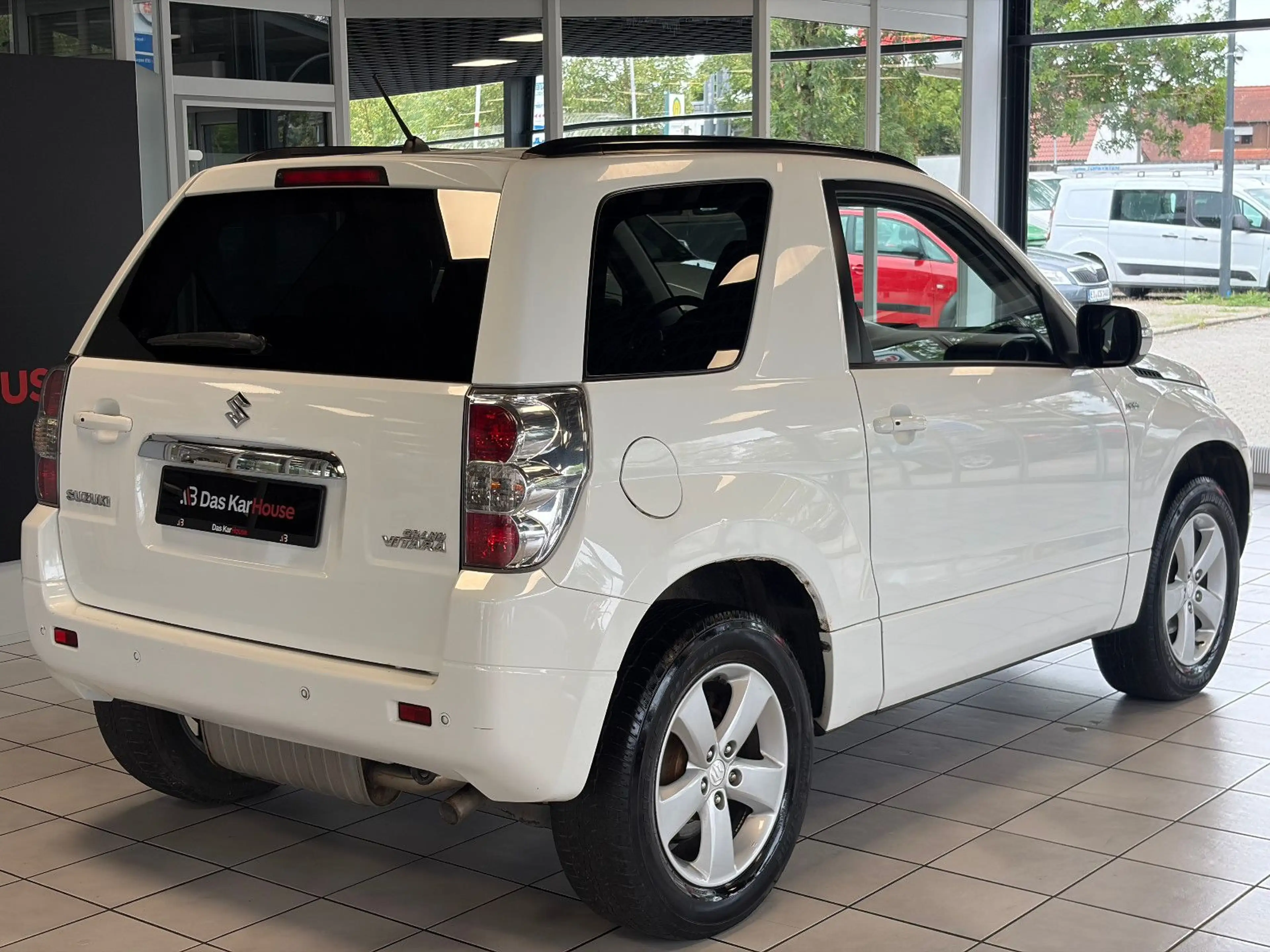 Suzuki Grand Vitara 1.9 DDIS Comfort · 4x4 · PDC — photo 3