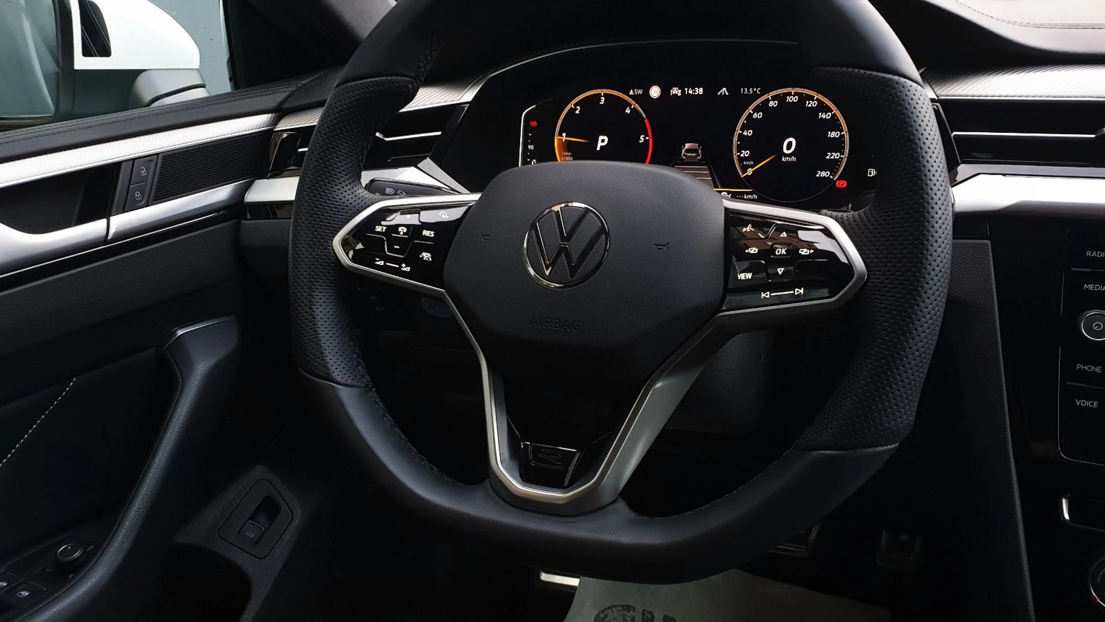 Volkswagen Arteon 2.0 TDI DSG 3 x R-Line Pano/DCC/ACC/20 — photo 12