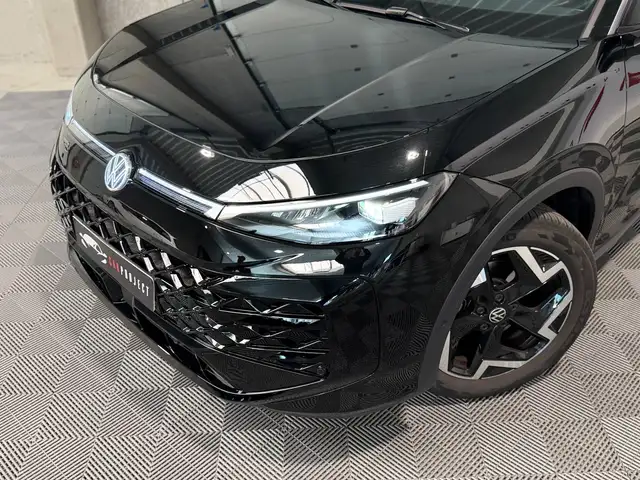 Volkswagen T-Roc view 3