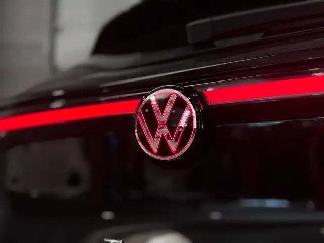 Volkswagen T-Roc view 12