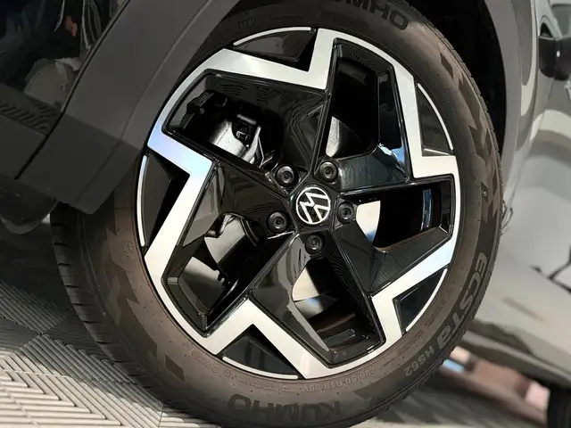 Volkswagen T-Roc view 8