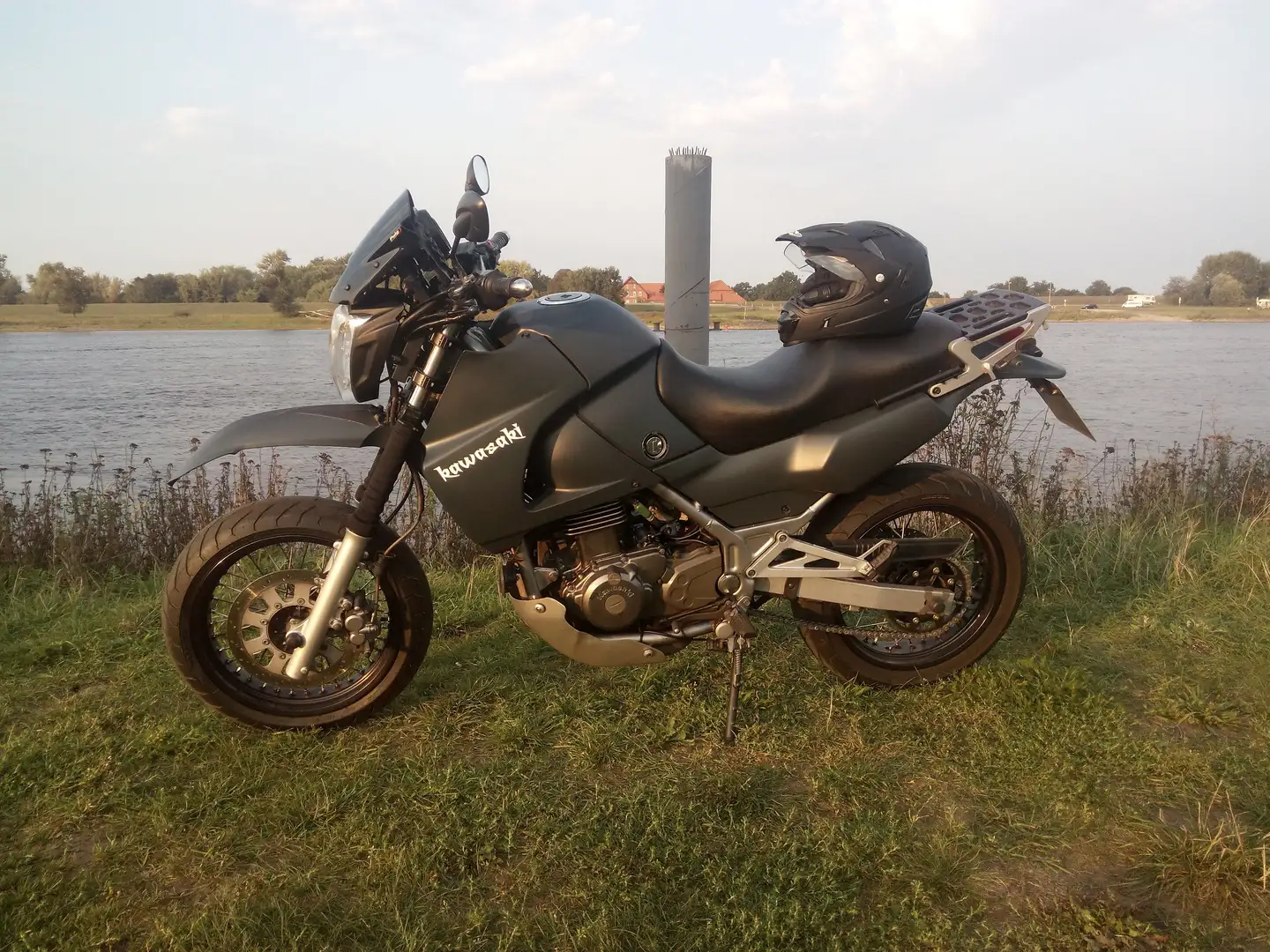 Kawasaki KLE 500 Supermoto-Umbau, agiles Handling, coole Optik Grijs - 1
