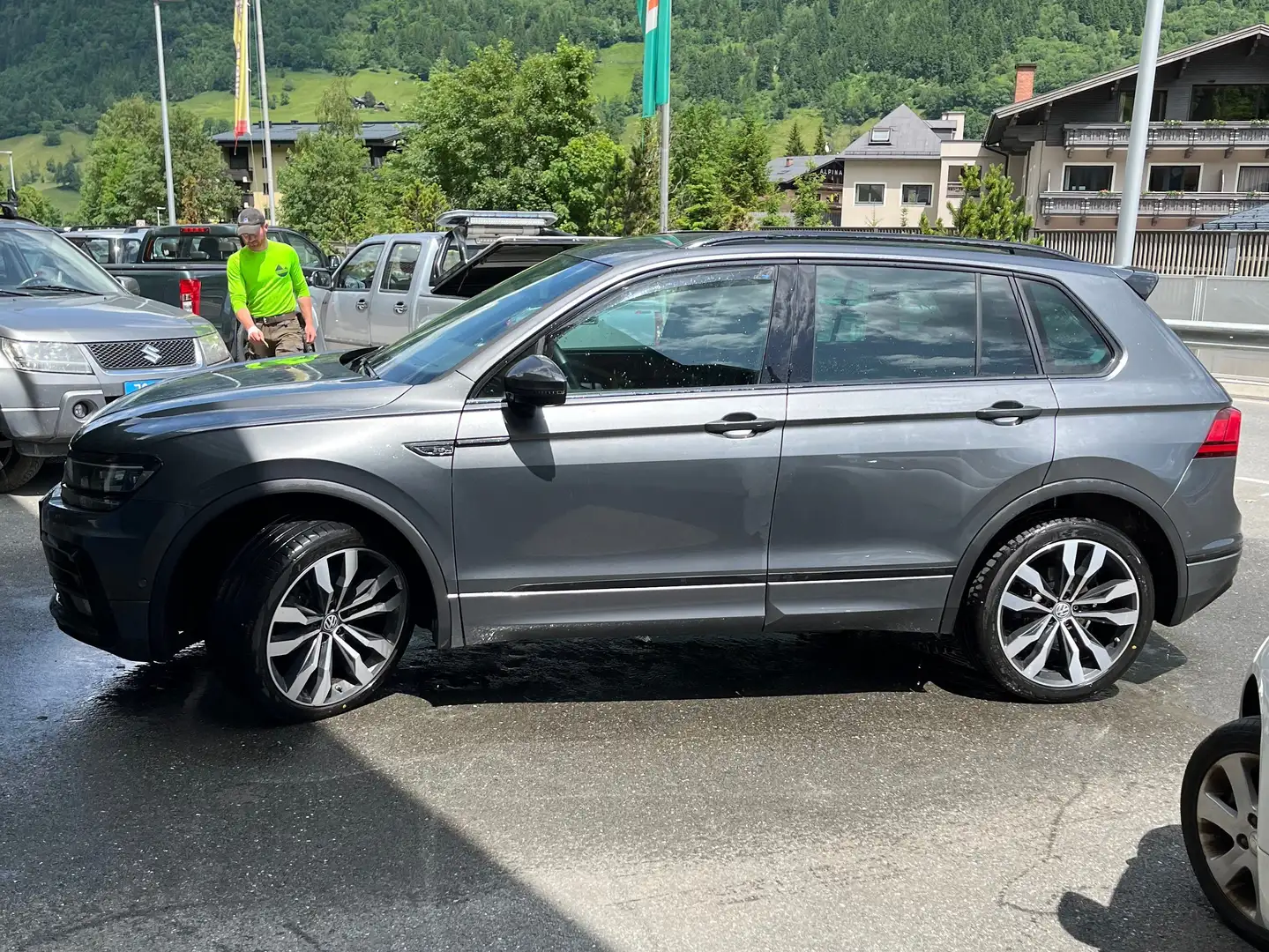 Volkswagen Tiguan 2,0 TDI SCR 4Motion Highline DSG, R-LINE Schwarz - 1