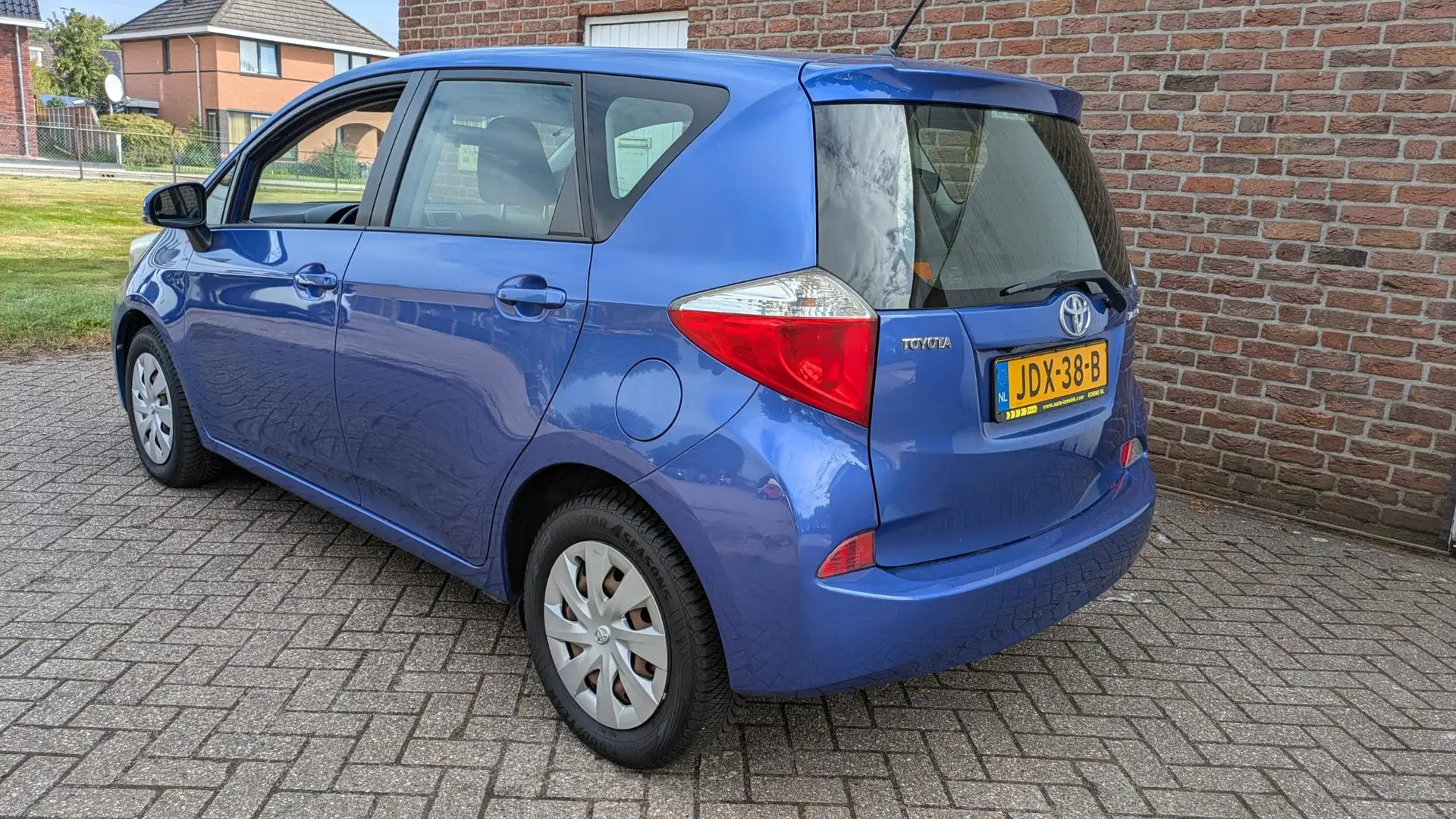 Toyota Verso-S 1.3 VVT-i Aspiration - camera - navi- bluetooth Bleu - 2