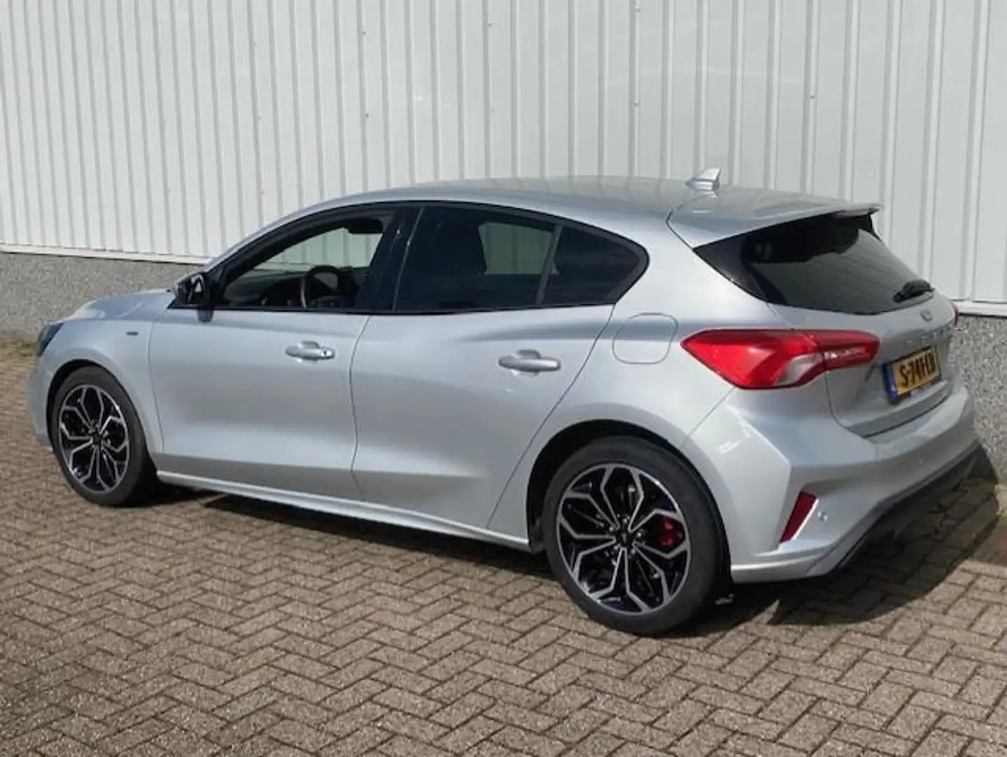 Ford Focus 1.0 EcoBoost Hybrid ST Line X Business Grijs - 2