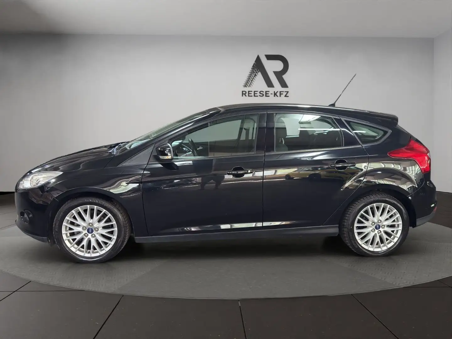 Ford Focus Lim. Sync Edition PDC SHZ Alu Tüv 2.Hd Zwart - 2