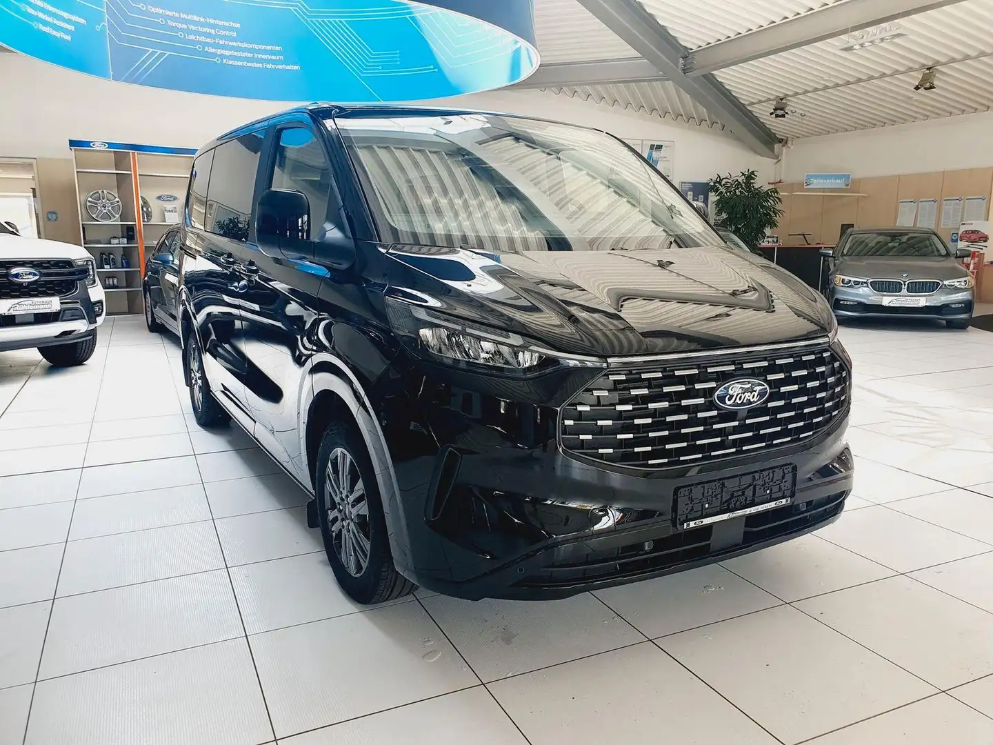 Ford Tourneo Custom 320 L1 Titanium 170 PS Lager Zwart - 1