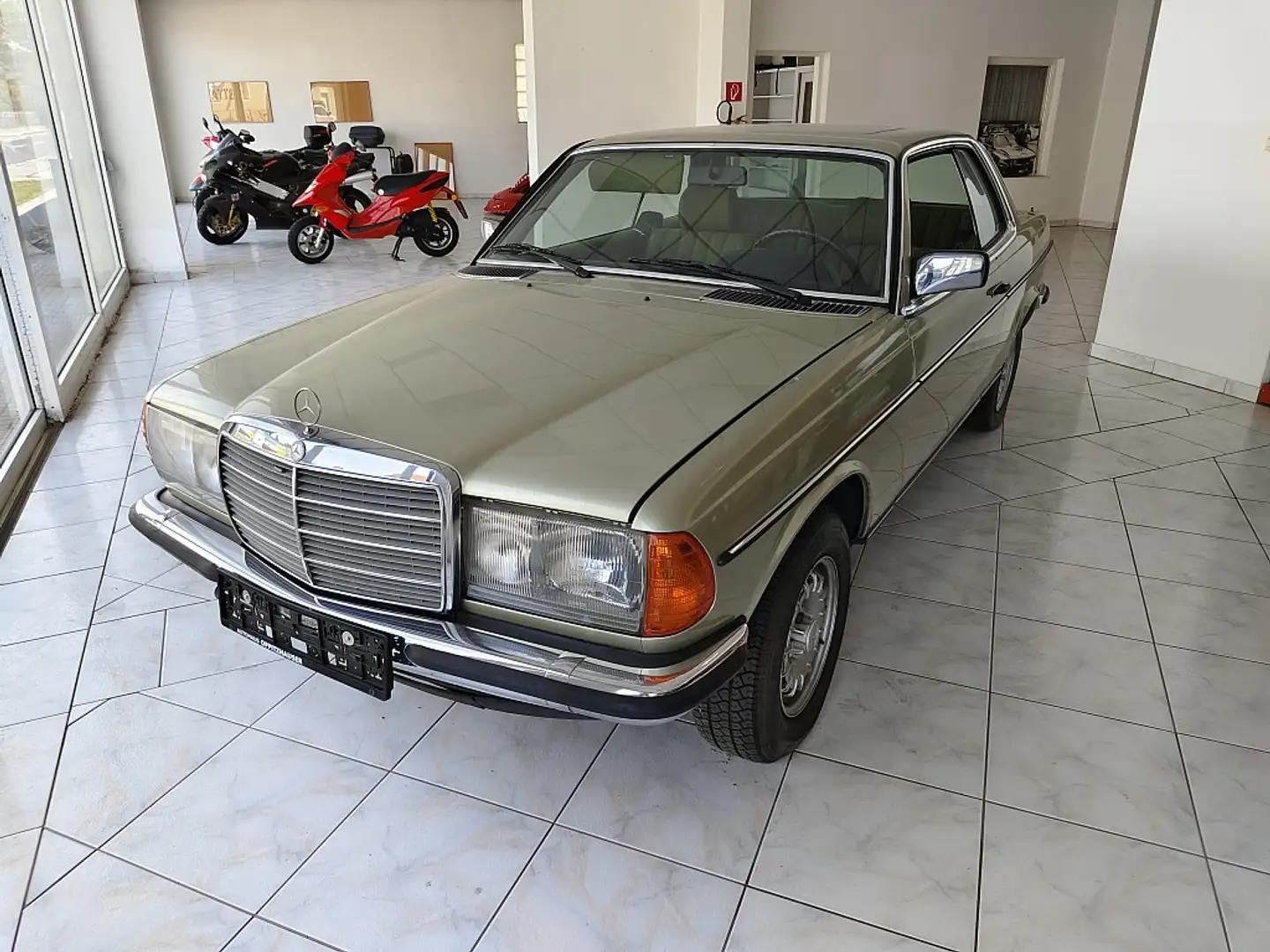 Mercedes-Benz 230 CE - 123243 Maro - 1