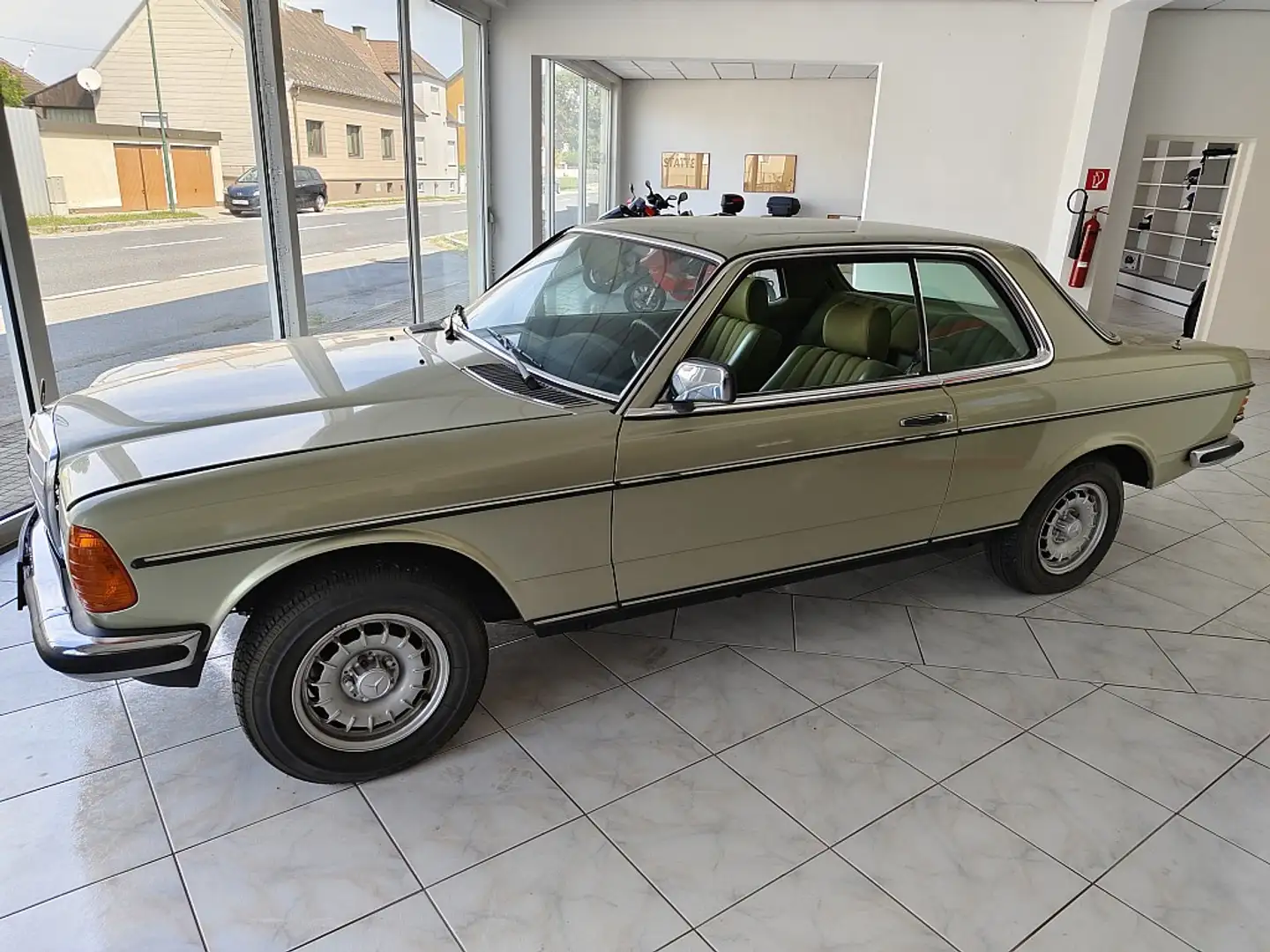 Mercedes-Benz 230 CE - 123243 Maro - 2