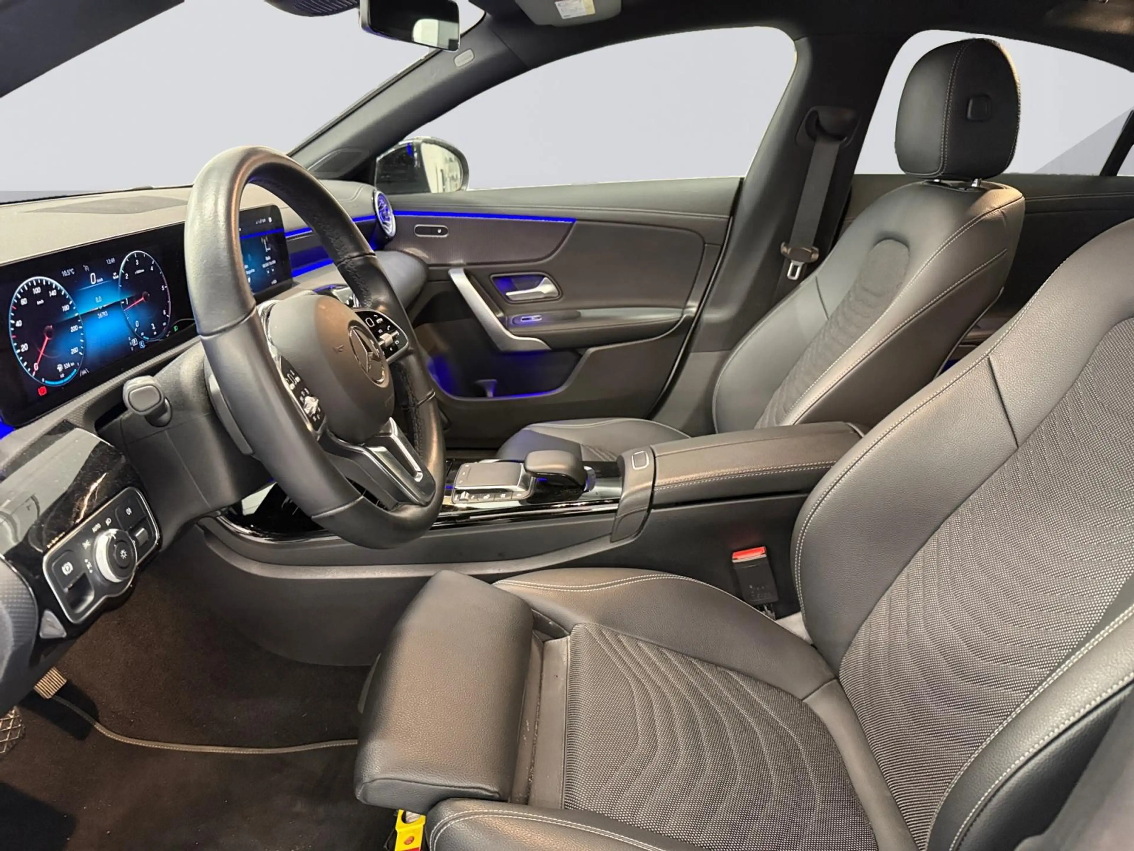 Mercedes-Benz CLA 180 d Coupé Progressive — photo 11