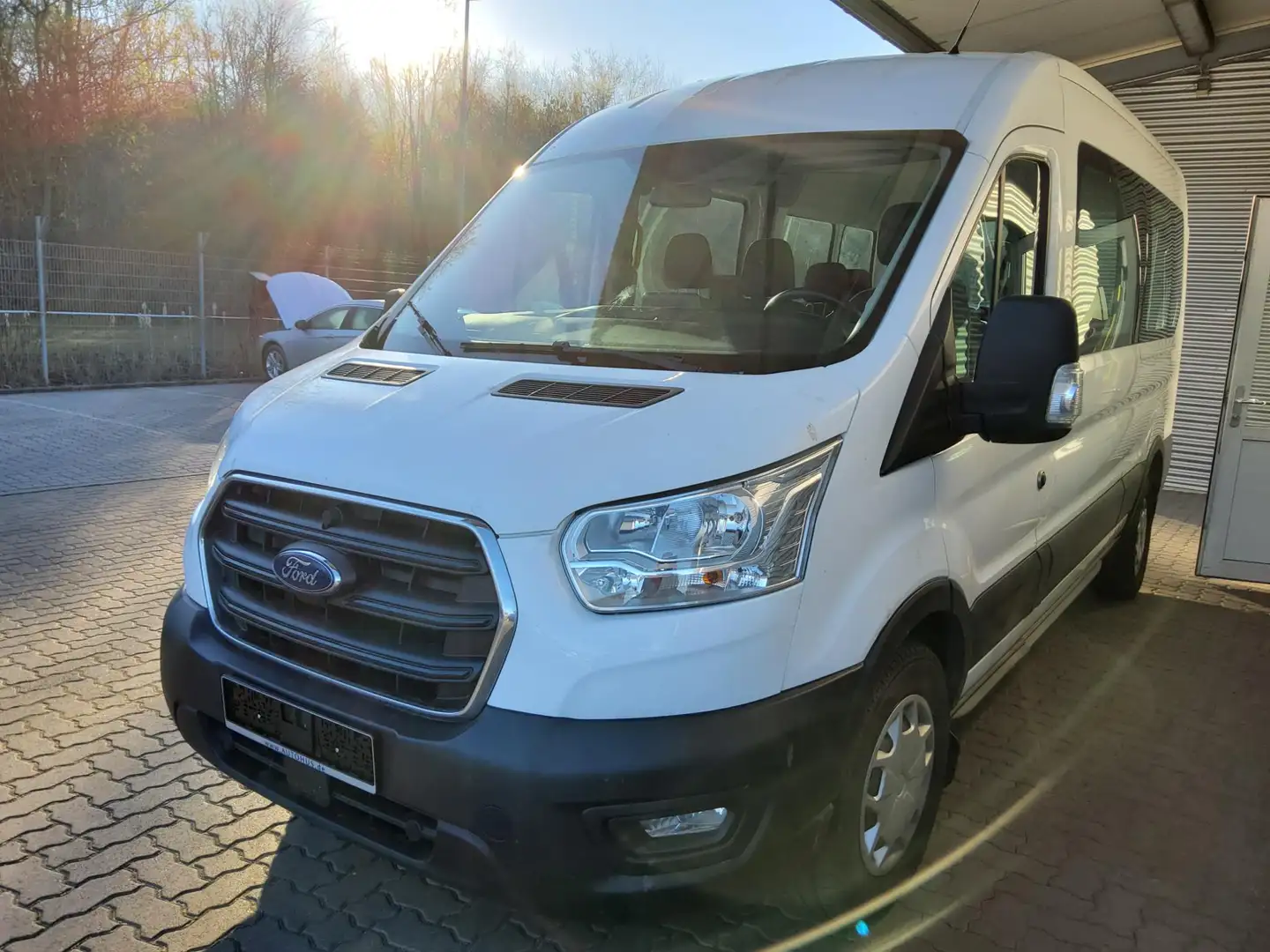 Ford Transit 2.0 TDCi Trend L2H3 9-Sitze Navi PDC Shz Weiß - 2