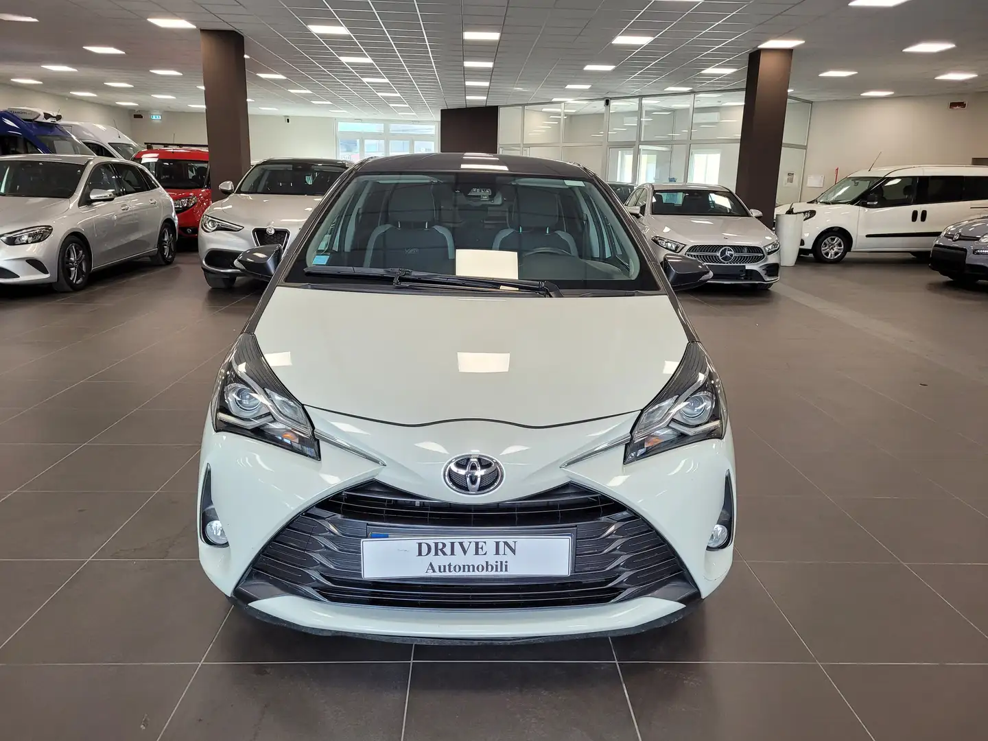 Toyota Yaris 5p 1.0 Lounge y20 anniversario bi color Bianco - 2