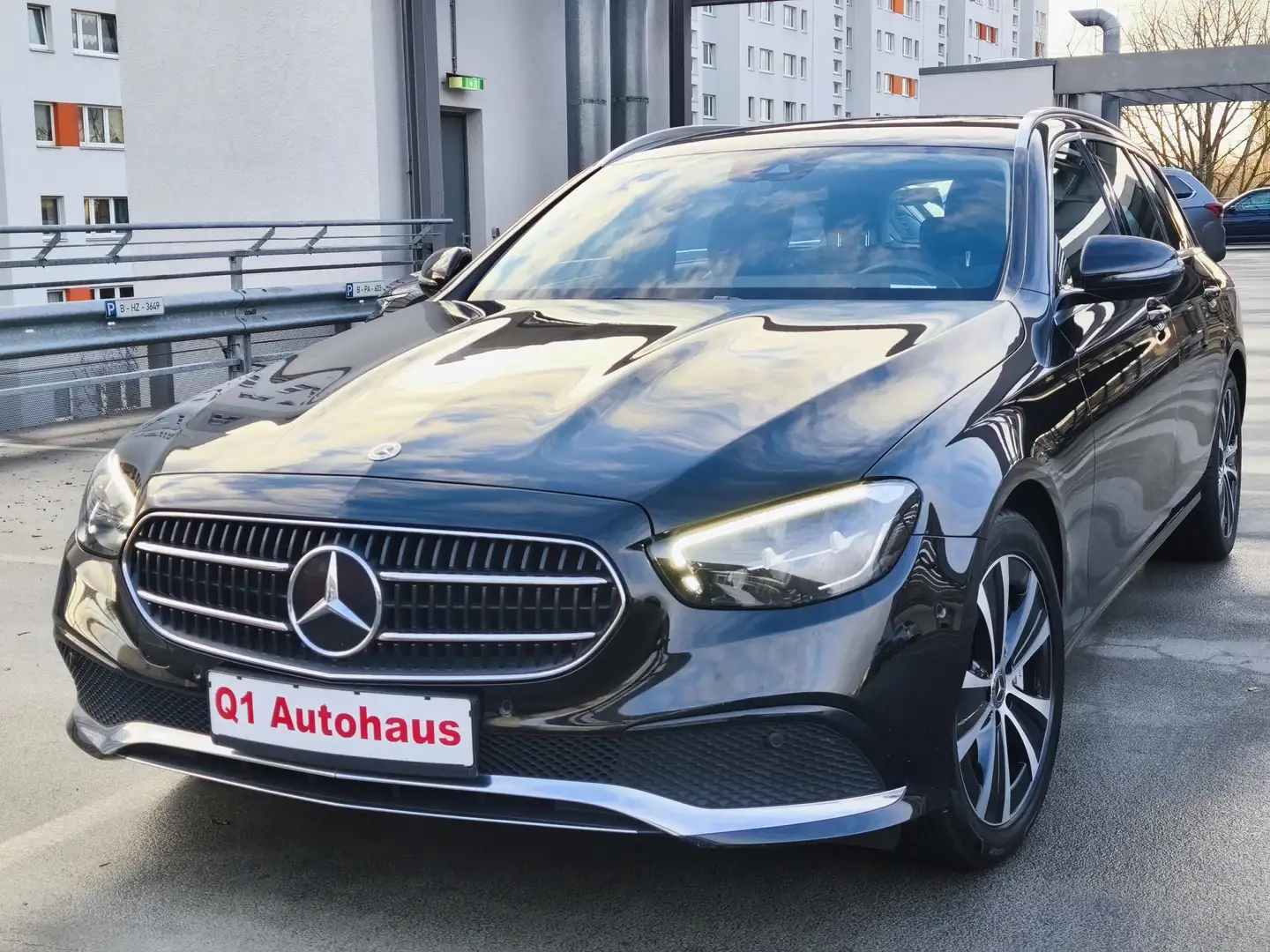 Mercedes-Benz E 300 T de AVANTG. T.LEDER/MBUX/AMBIENTE/RFK/EKLAPPE/AHK Noir - 1