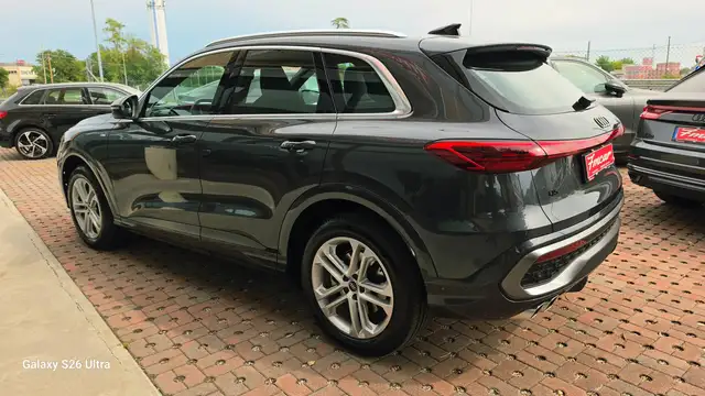 Audi Q5 view 11