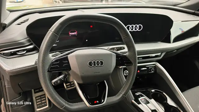 Audi Q5 view 8