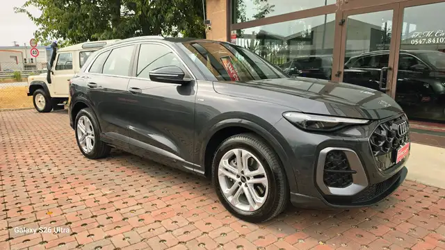 Audi Q5 view 9