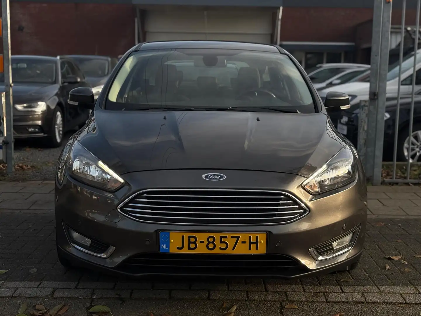 Ford Focus 1.0 Titanium | Navigatie | 17” LMV | Automatisch i Gris - 2