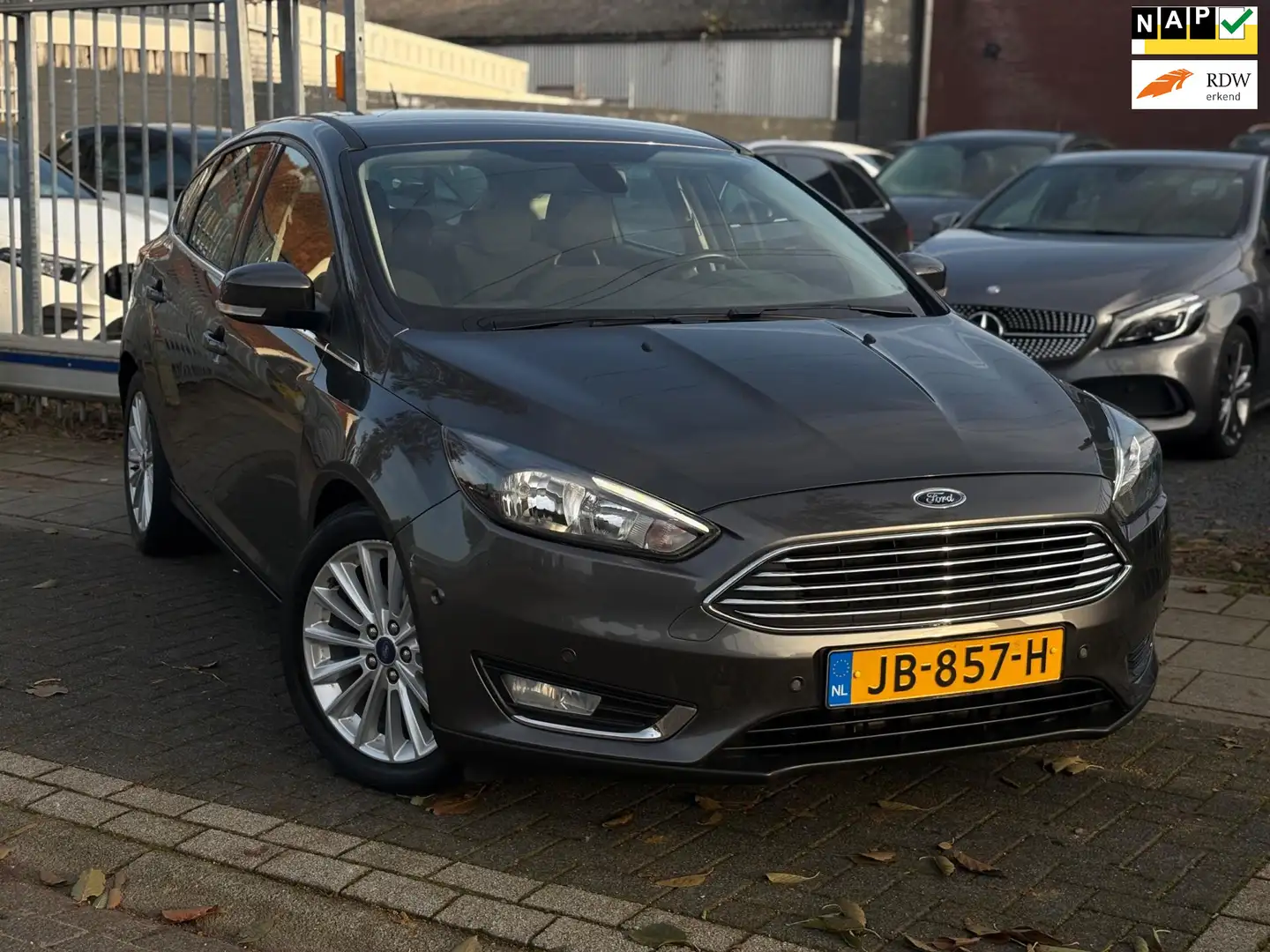 Ford Focus 1.0 Titanium | Navigatie | 17” LMV | Automatisch i Gris - 1