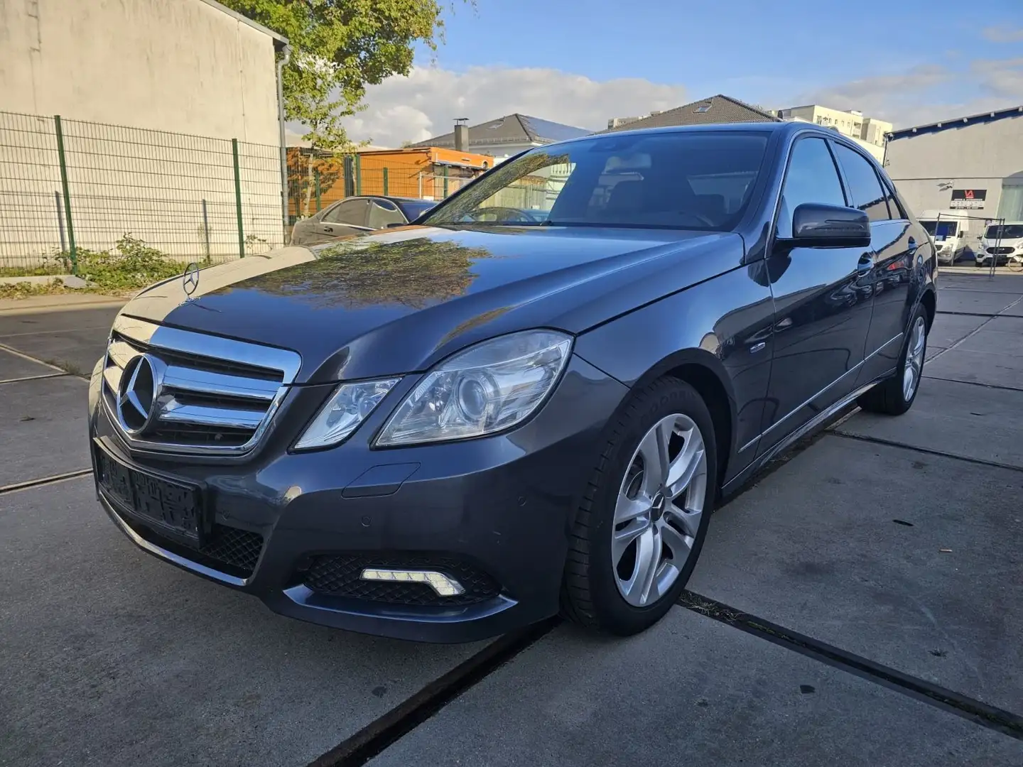 Mercedes-Benz E 250 E -Klasse Lim. E 250 CGI Avantgarde Grau - 1