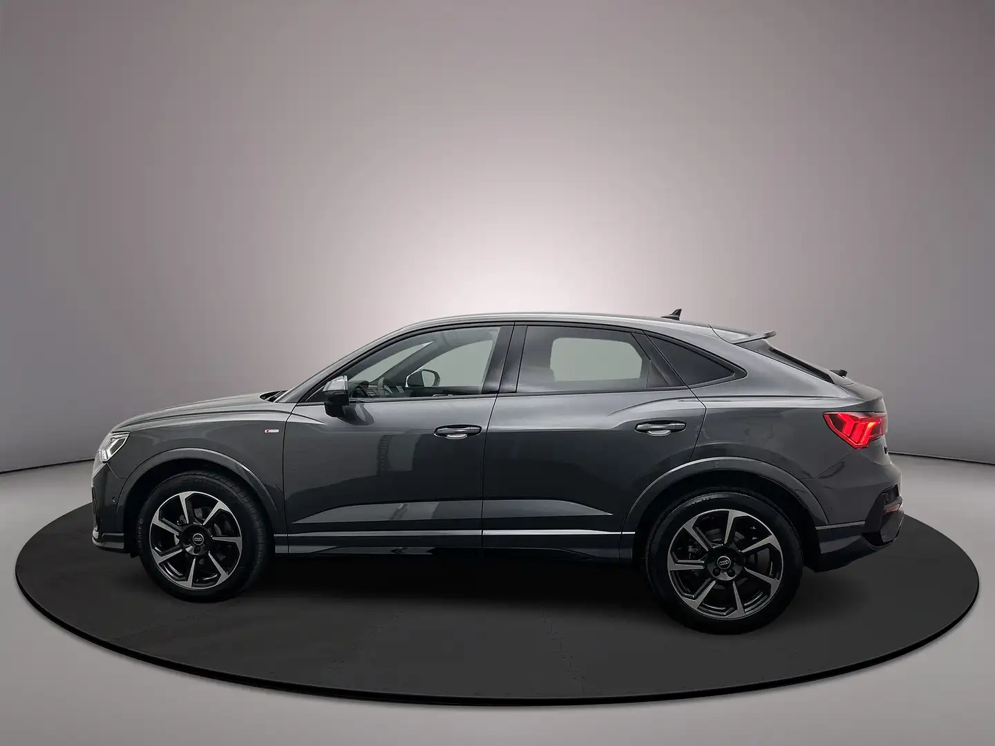 Audi Q3 Sportback 35 TFSI 150pk S edition Competition Grijs - 2