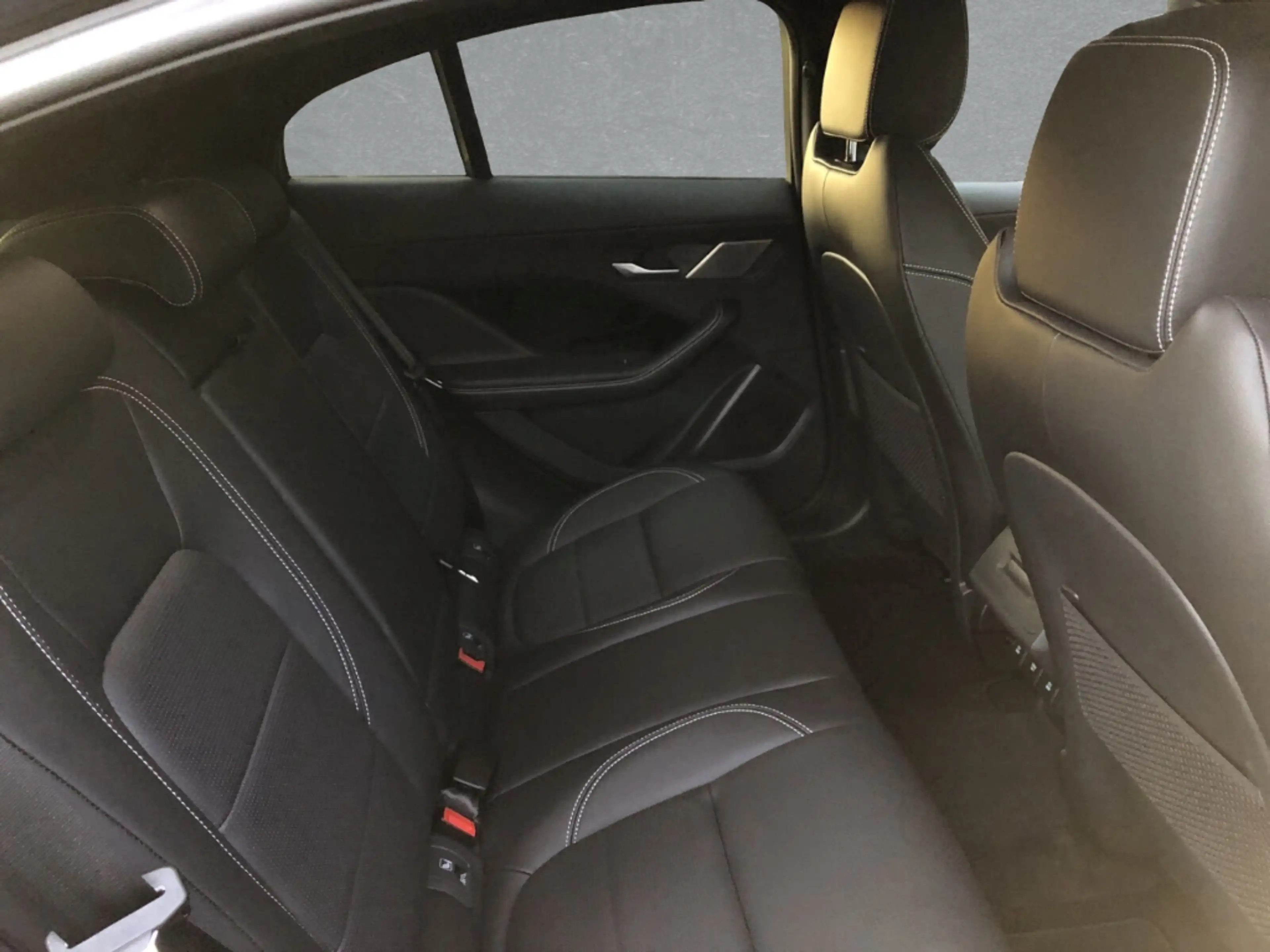 Jaguar I-Pace EV400 AWD R-Dyn. SE Winter Paket Panorama — photo 6