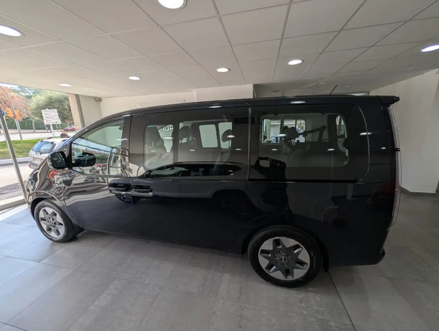Hyundai STARIA 2.2CRDi 9S Tecno 177 Aut. Schwarz - 2