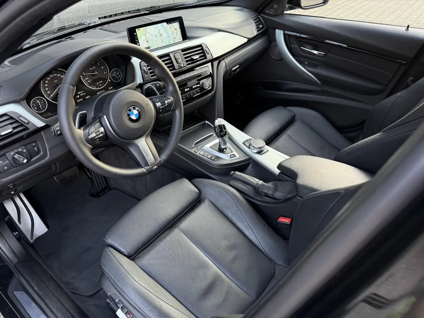 BMW 330 3-Serie 330e m Sport Pano | HeadUp | HarmanKardon Zwart - 2
