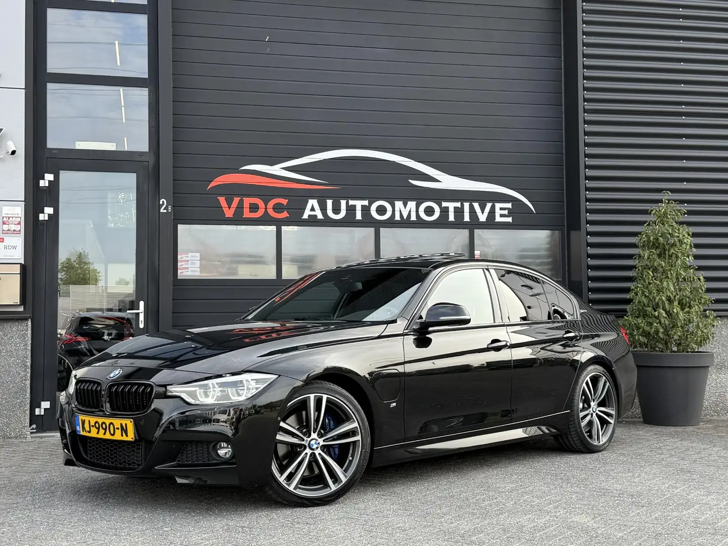 BMW 330 3-Serie 330e m Sport Pano | HeadUp | HarmanKardon Noir - 1