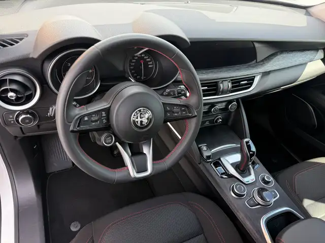 Alfa Romeo Stelvio view 9