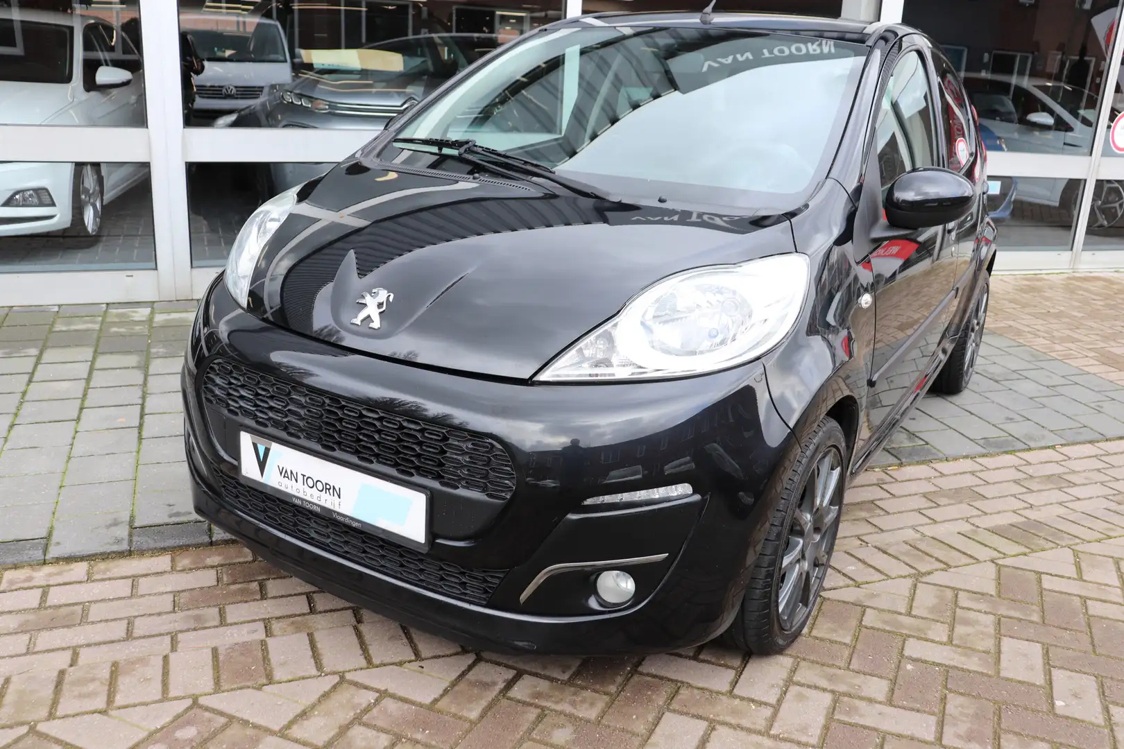 Peugeot 107 1.0 Active Automaat. Airco, dealeronderhouden. Zwart - 2