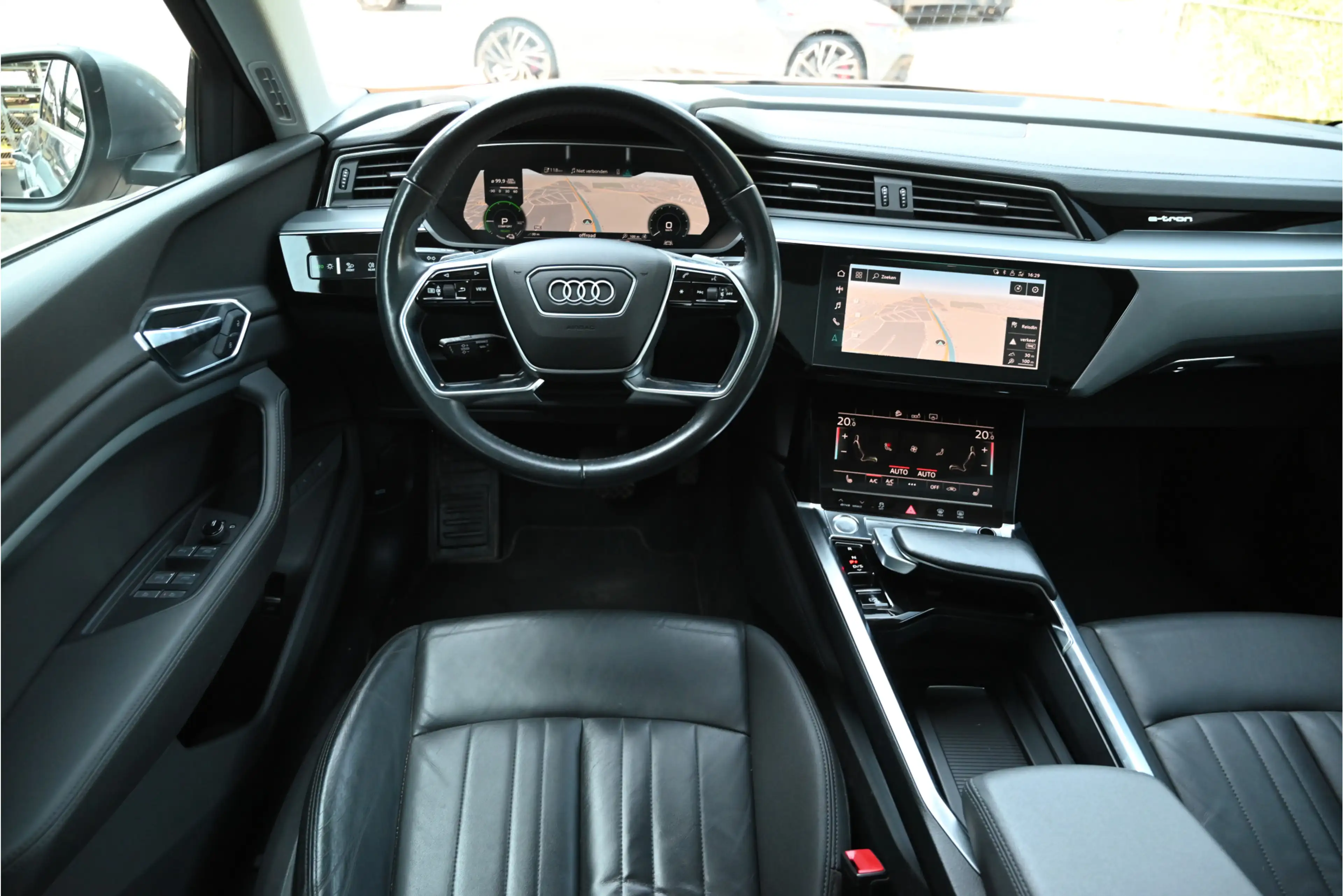 Audi e-tron 50 QUATTRO / PANO / LEDER / MEMORY / CAMERA / LED — photo 4