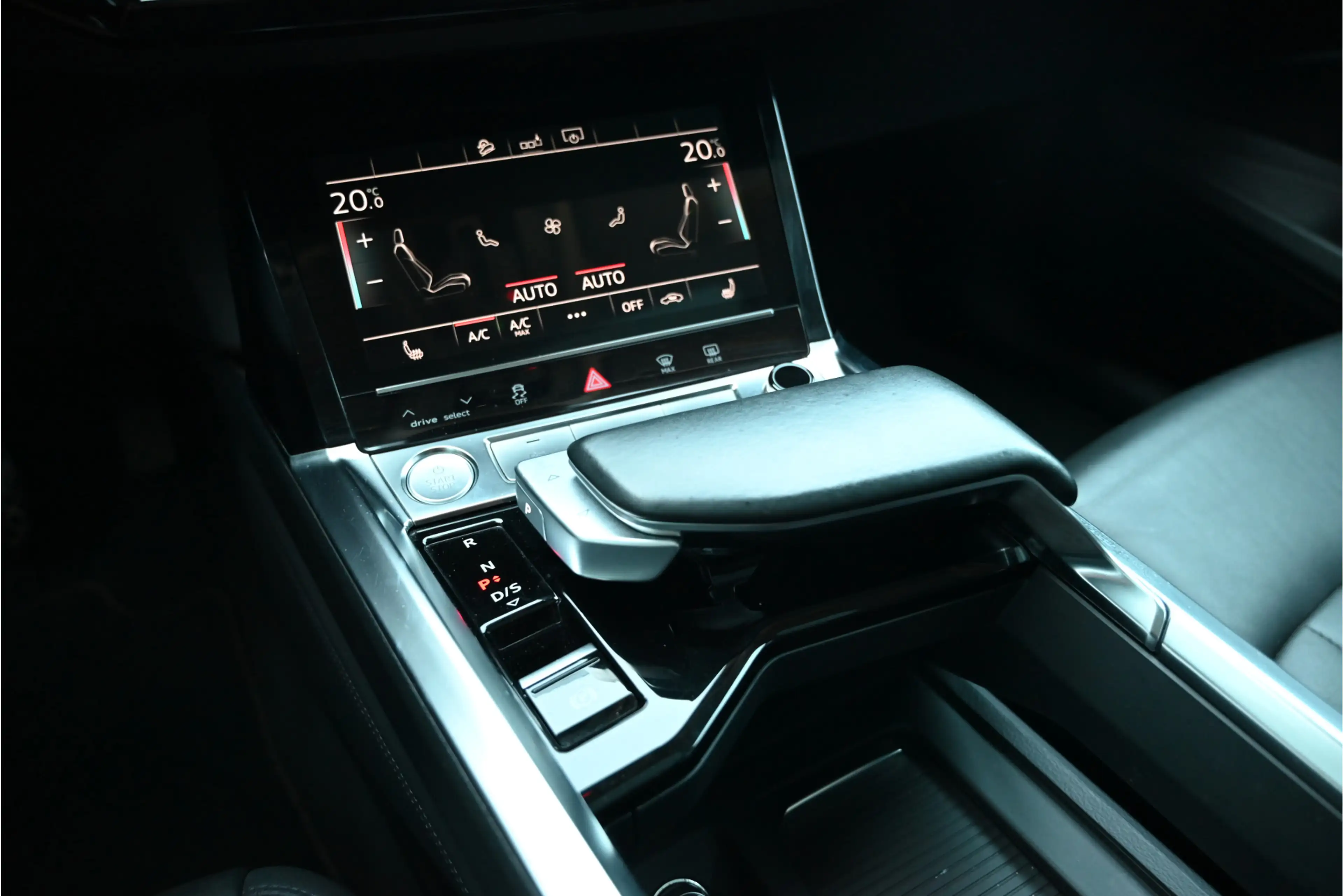 Audi e-tron 50 QUATTRO / PANO / LEDER / MEMORY / CAMERA / LED — photo 12