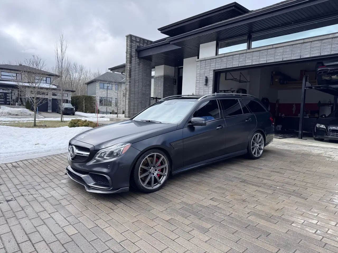 Mercedes-Benz E-Class снимка Mercedes-Benz E-Class