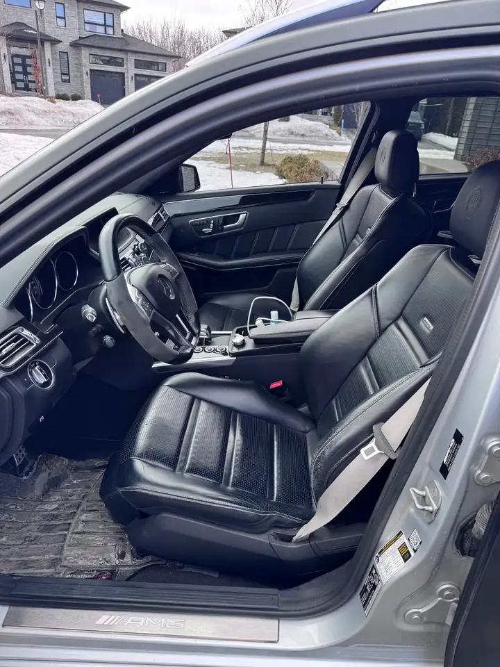 Mercedes-Benz E-Class снимка Mercedes-Benz E-Class
