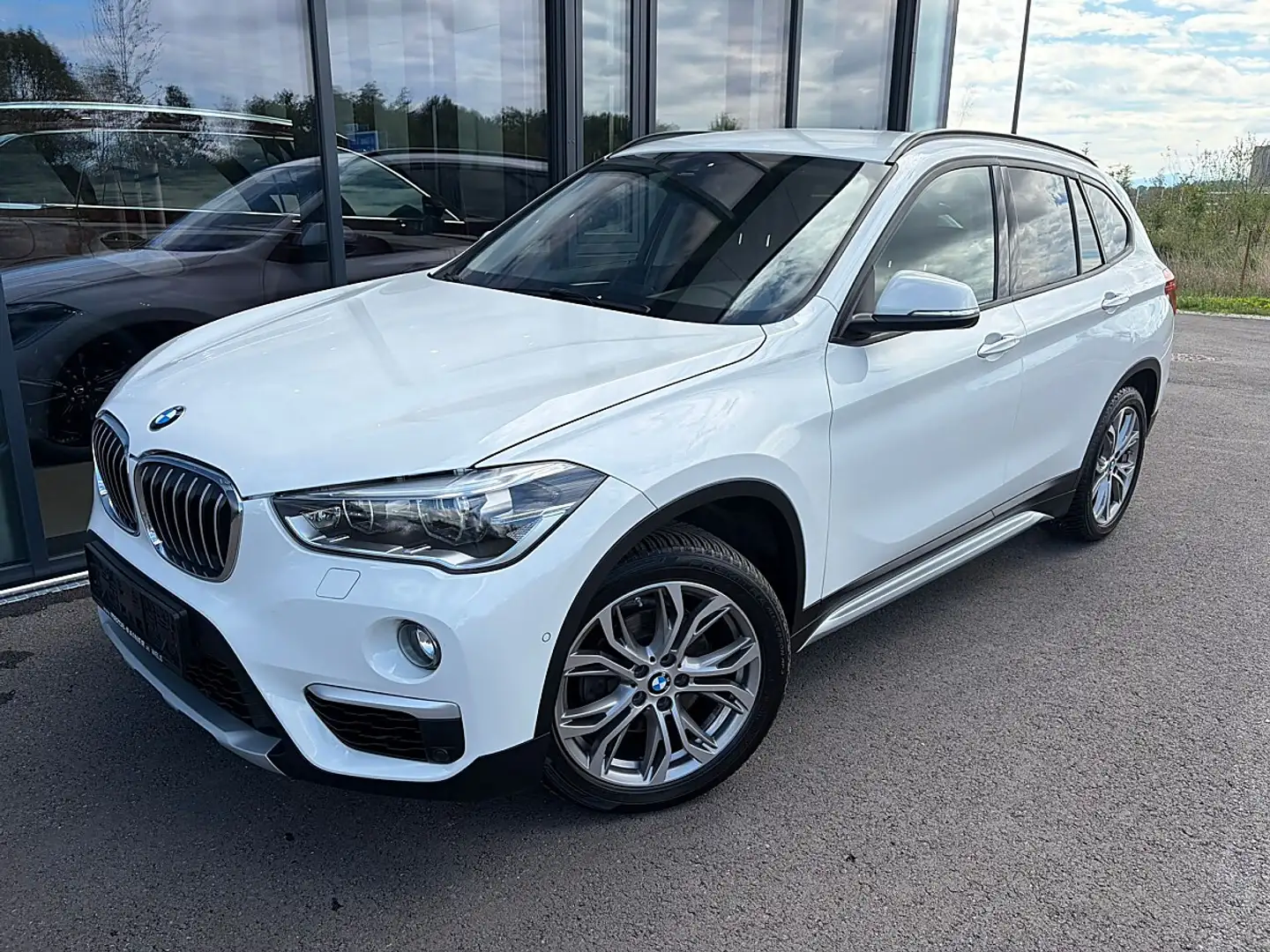 BMW X1 xDrive18d xLine / NAVI / LEDER Weiß - 2