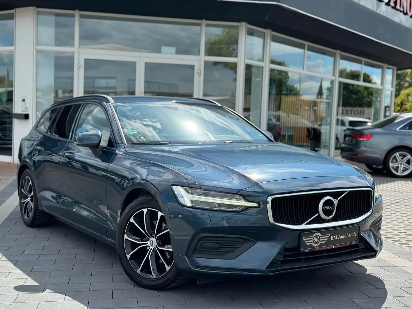 Volvo V60 2.0 D4 Kombi Momentum"1.HAND"NAVI"AHK"LED" Blauw - 1