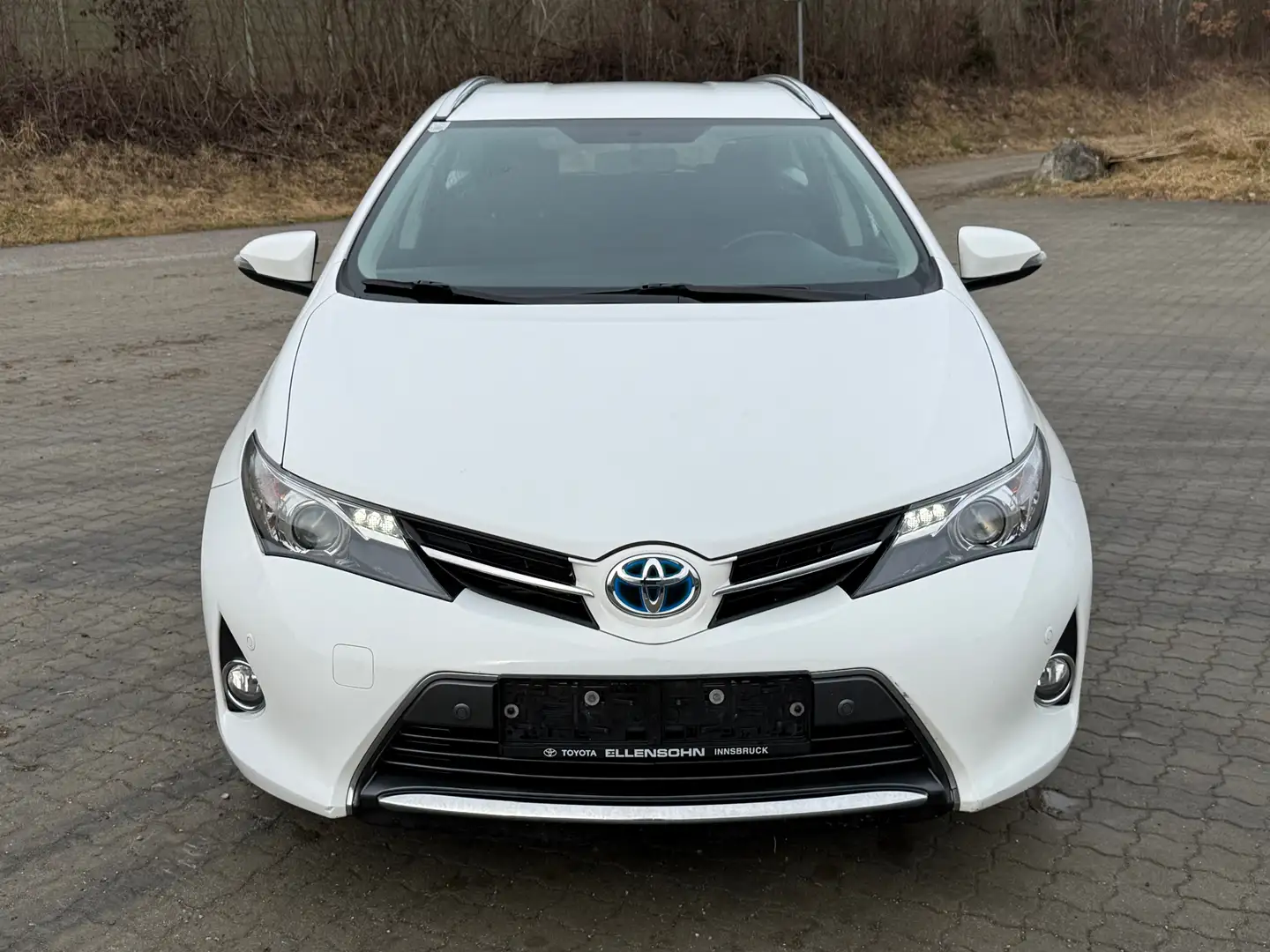 Toyota Auris Touring Sports 1.8 VVT-i Benzin/Hybrid Automatik Weiß - 2