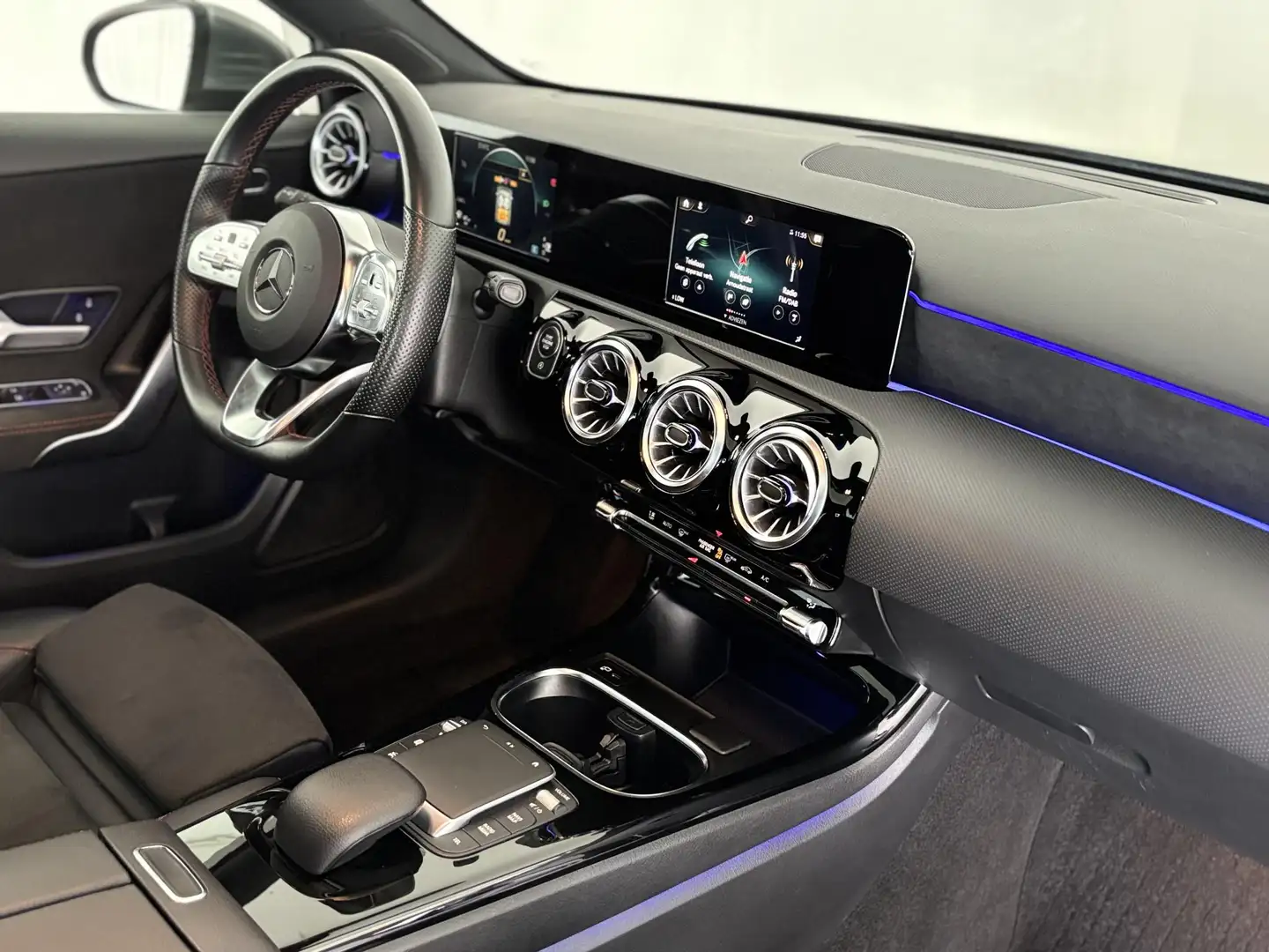 Mercedes-Benz A 180 Premium Plus | Panoramadak | Apple-Android | Stoel Gris - 2