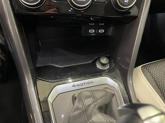 Volkswagen T-Roc view 11