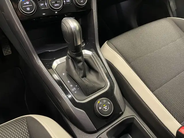 Volkswagen T-Roc view 8