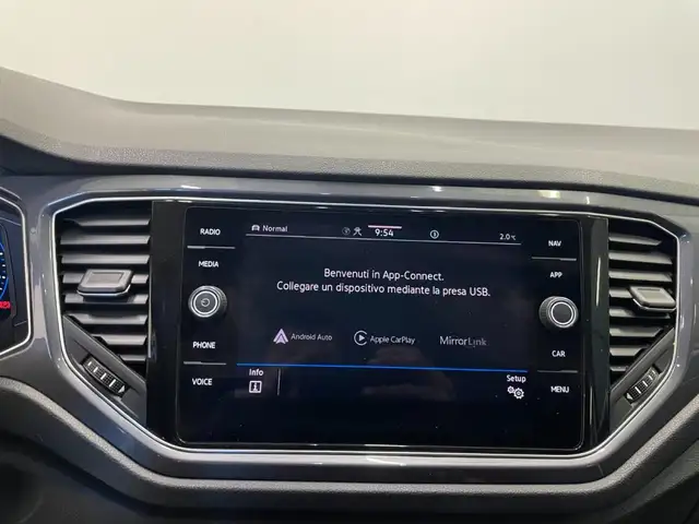 Volkswagen T-Roc view 9