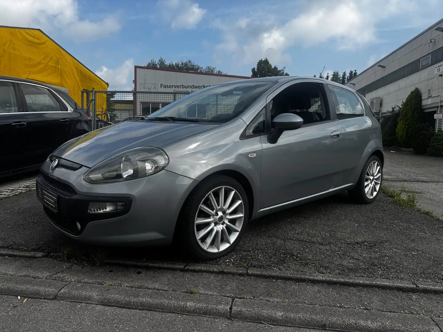 Fiat Punto 1,4 Turbo*Racing* Alu*Klima*135 PS* Gepflegt* Gris - 1